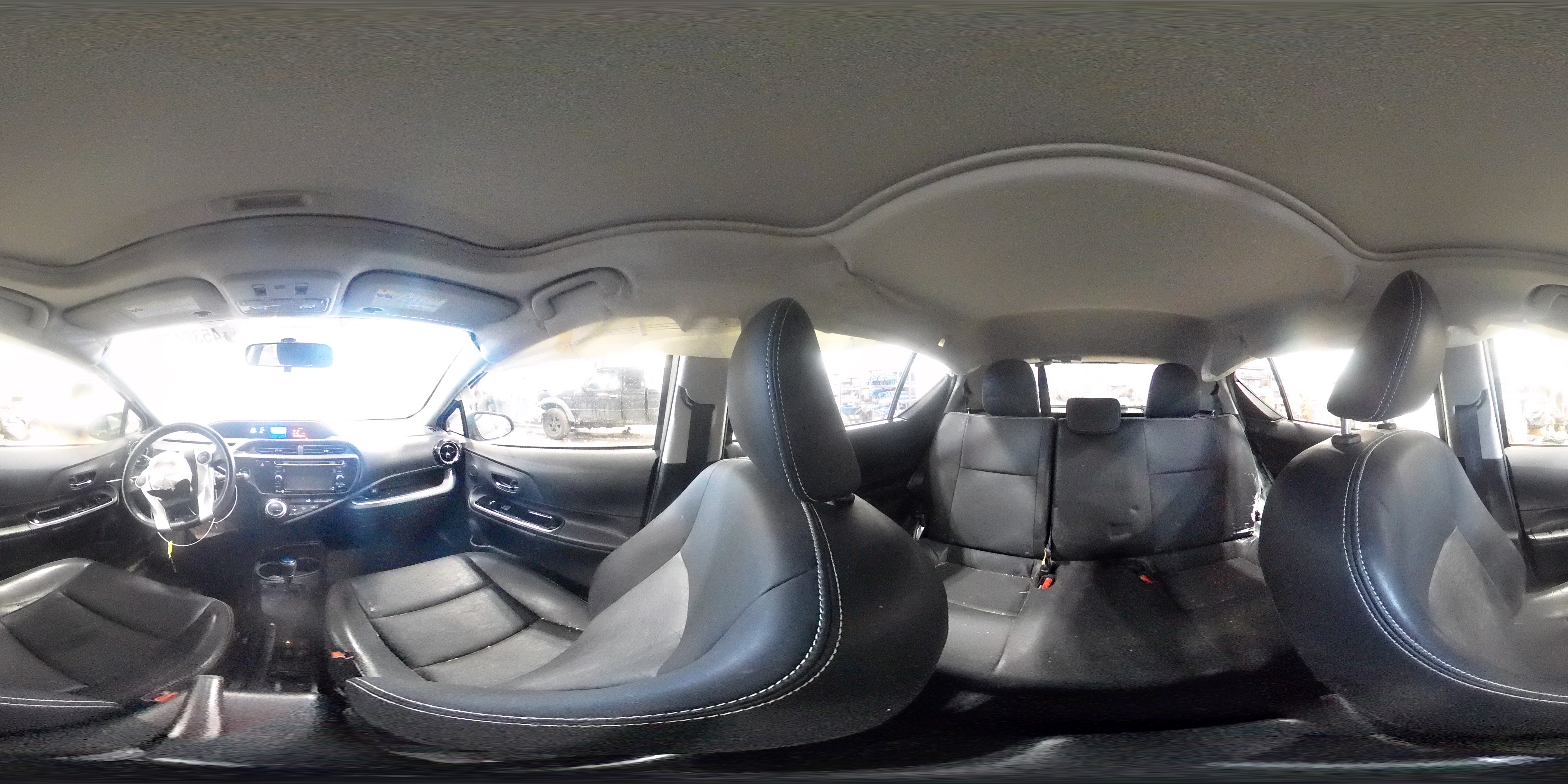 2015 Toyota Prius - Image 12