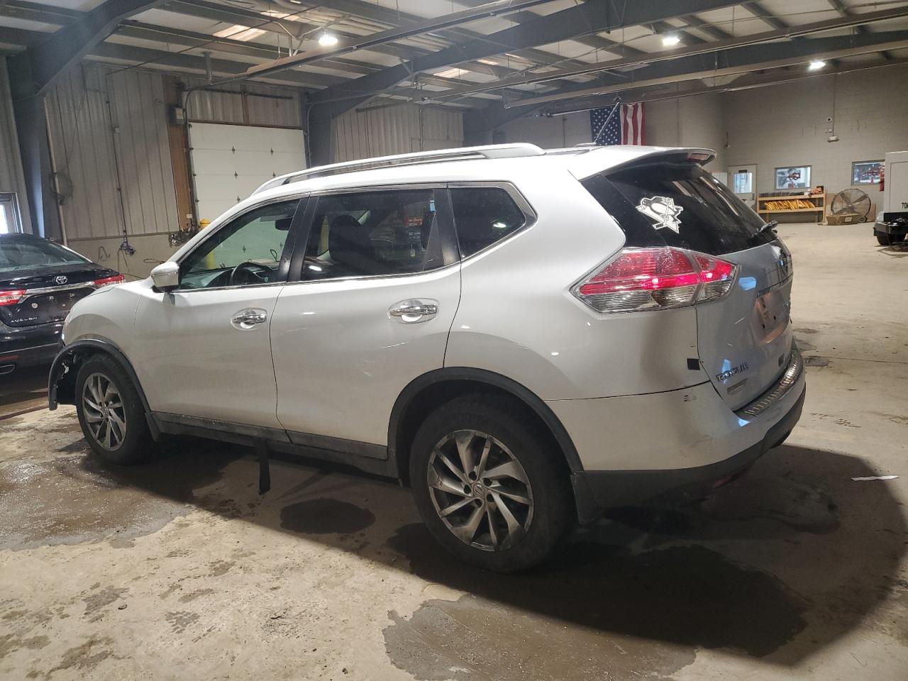 2015 Nissan Rogue - Image 2
