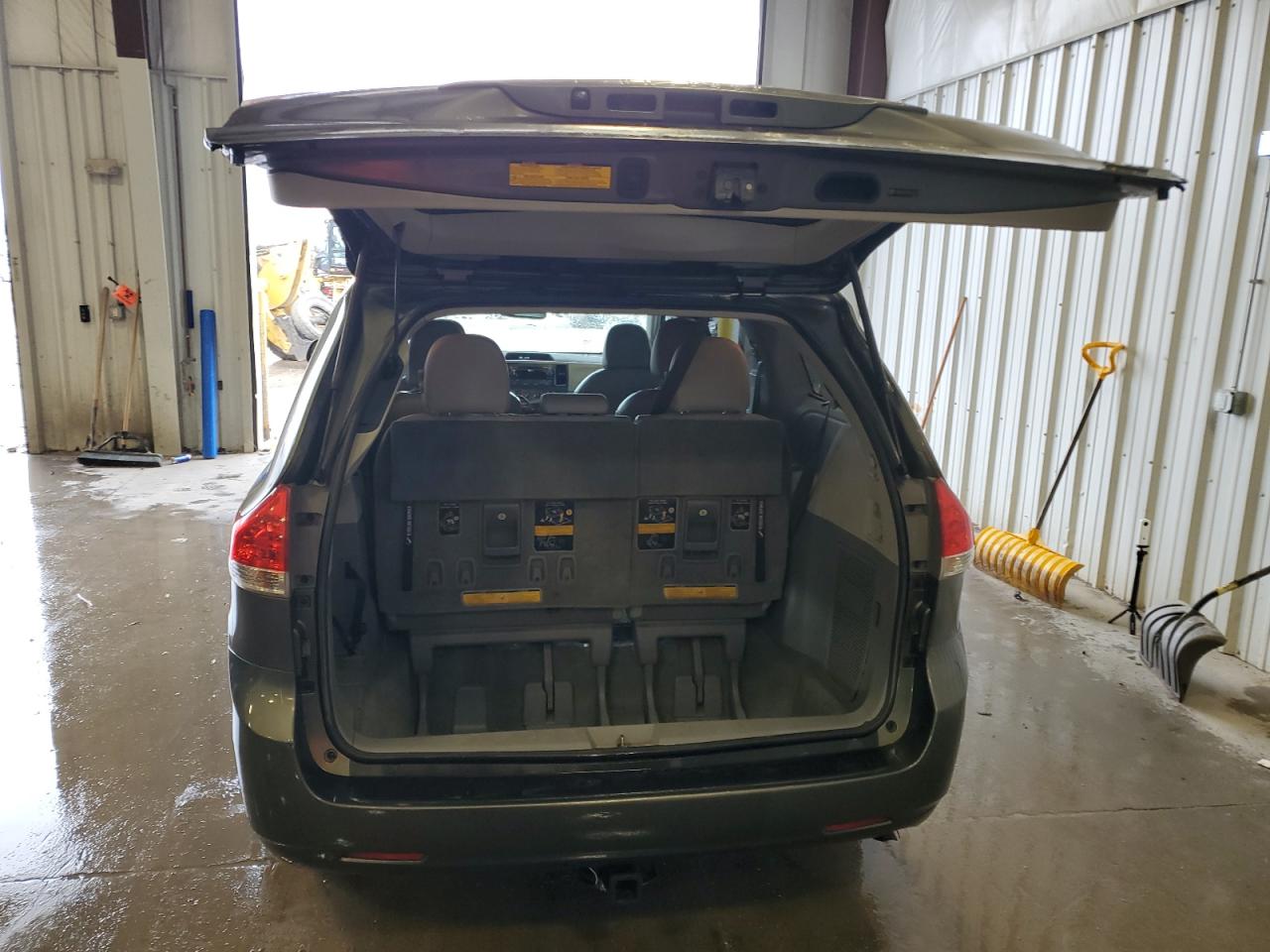 2011 Toyota Sienna - Image 6