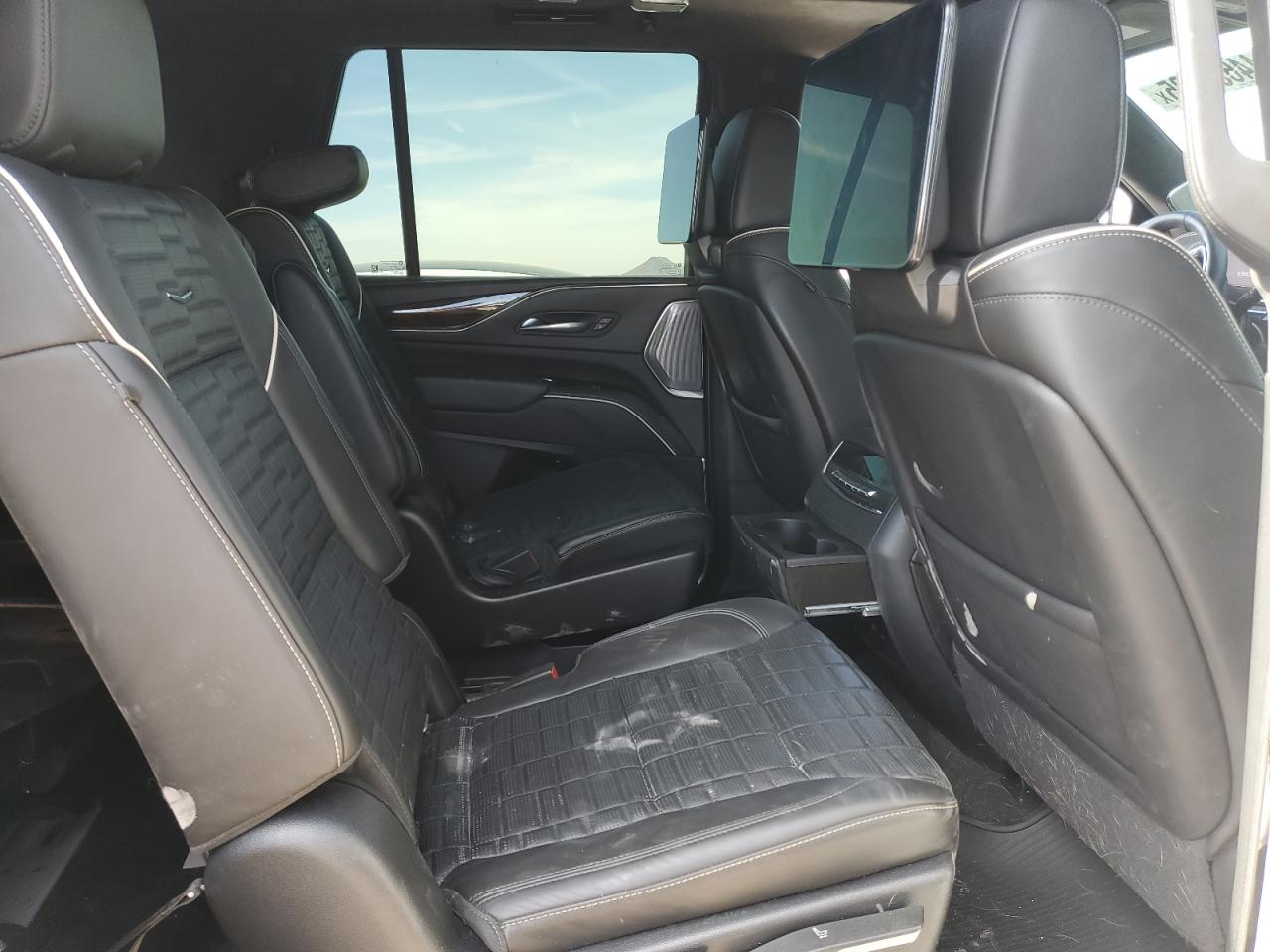 2022 Cadillac Escalade - Image 10