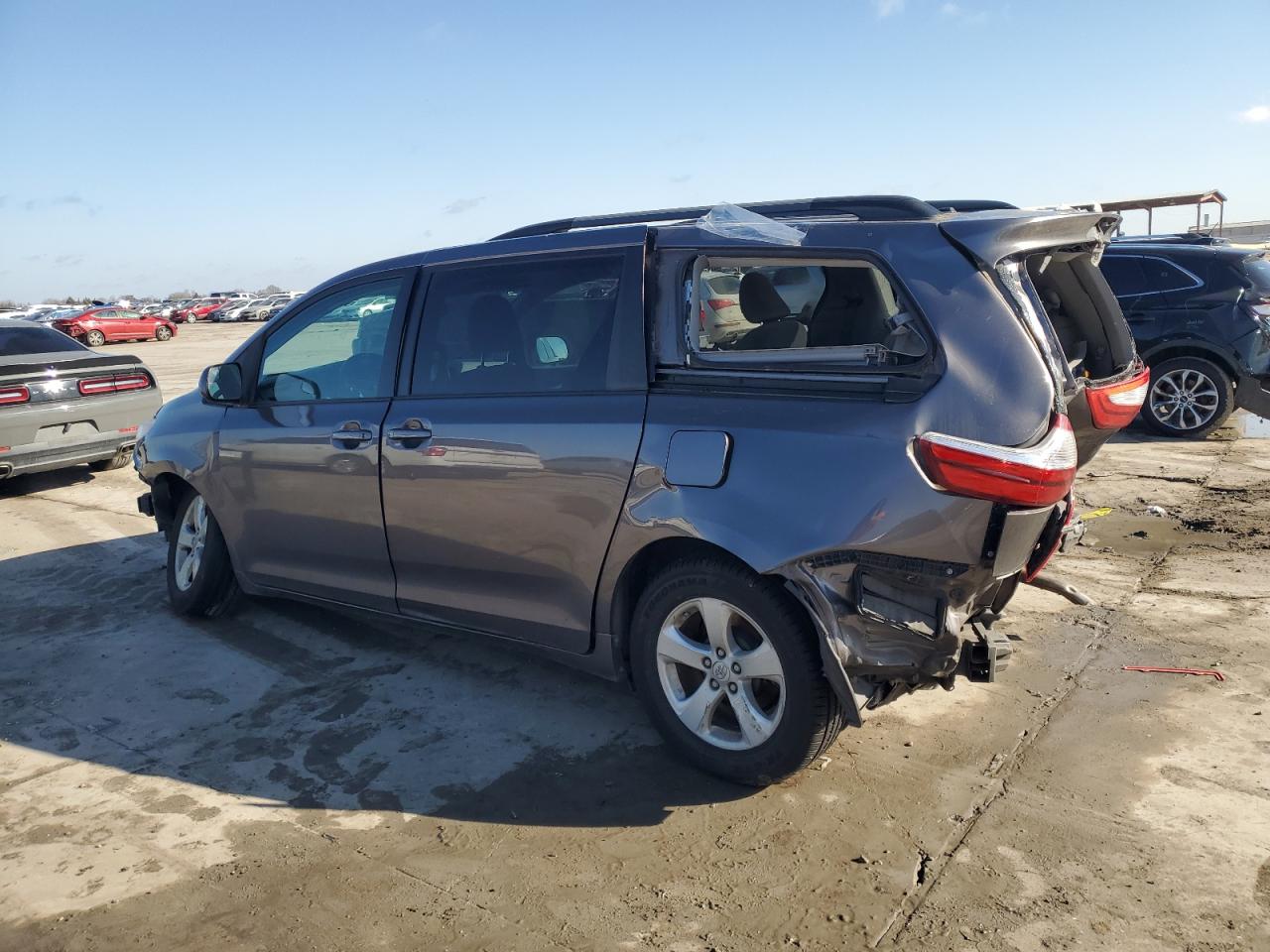 2016 Toyota Sienna - Image 2