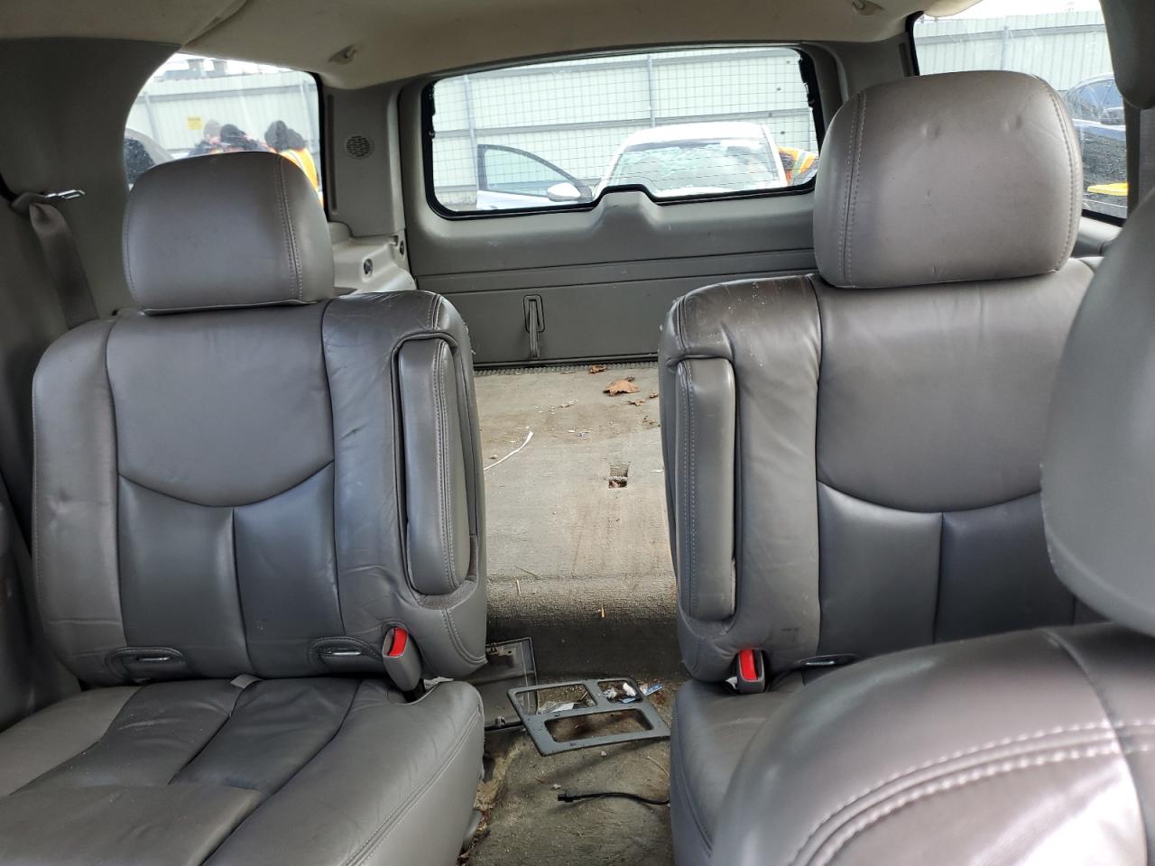 2004 GMC Yukon - Image 10