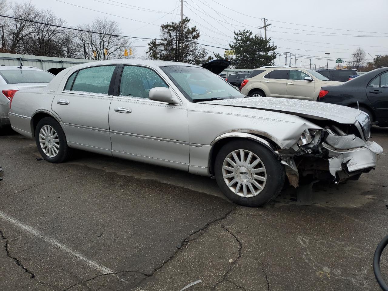 2003 Lincoln Town Car - Image 4
