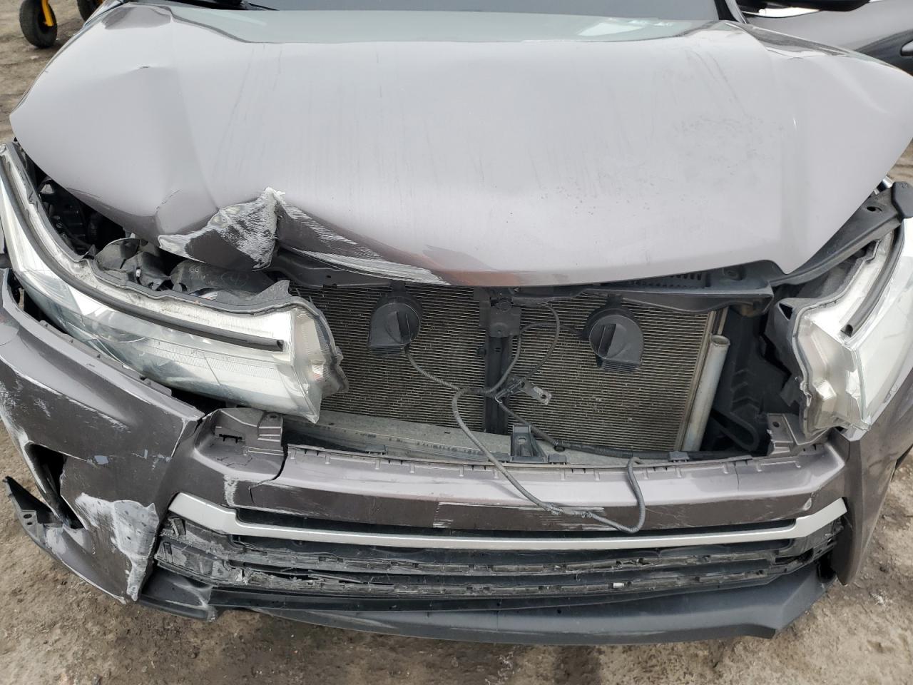 2019 Toyota Highlander - Image 13