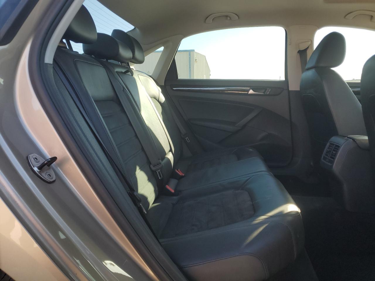 2015 Volkswagen Passat - Image 10