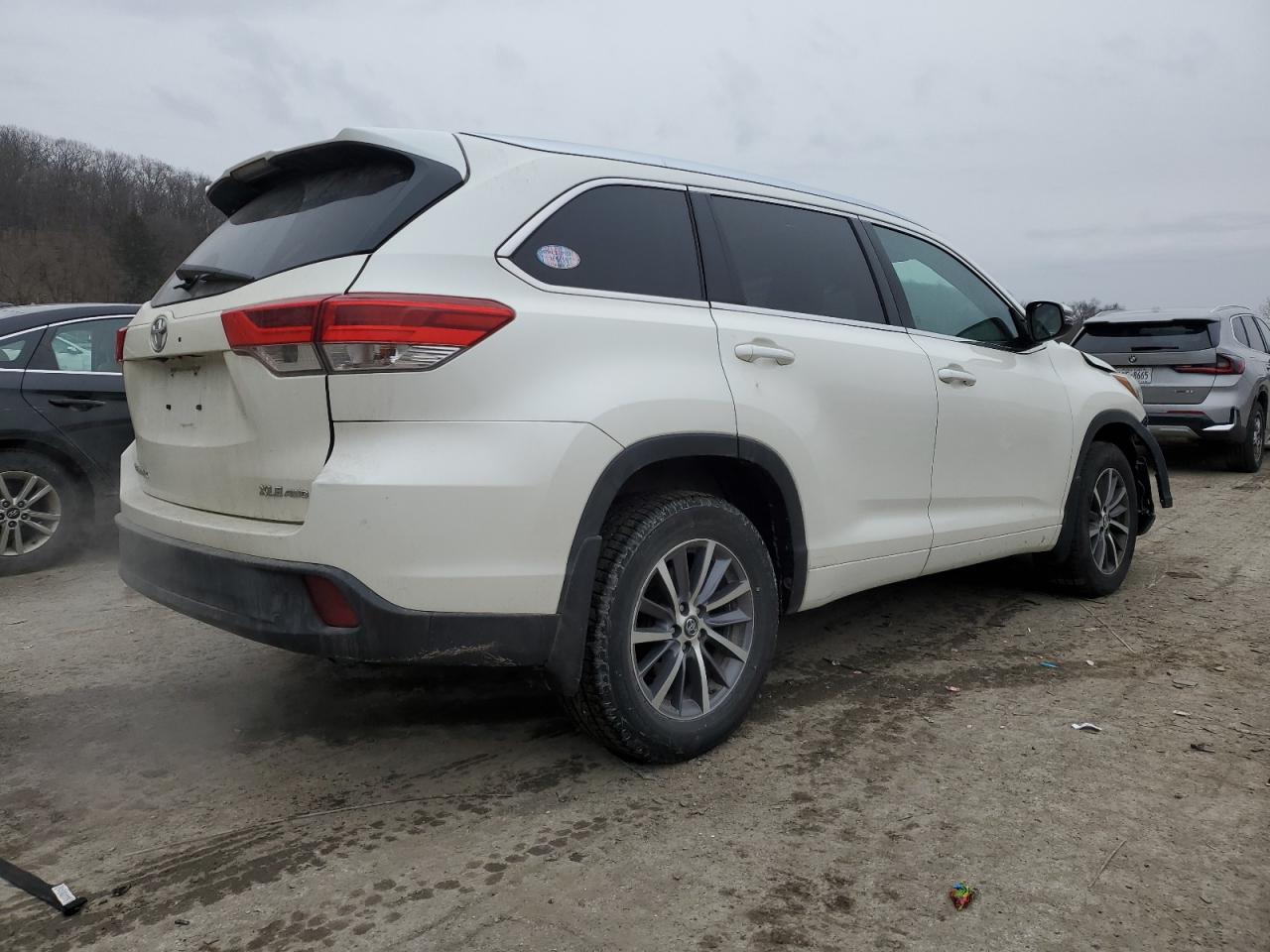 2017 Toyota Highlander - Image 3
