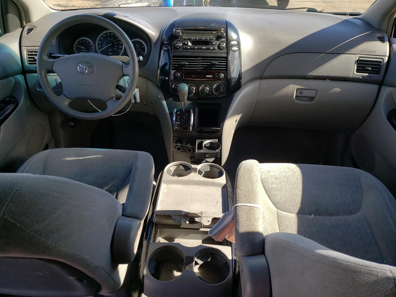 2004 Toyota Sienna - Image 8