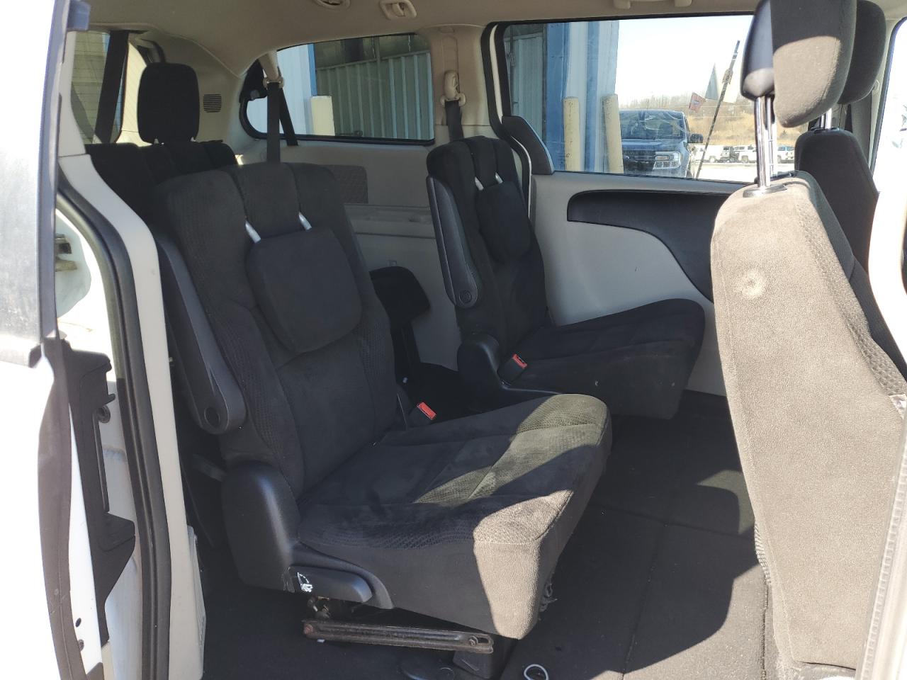 2015 Dodge Caravan - Image 11