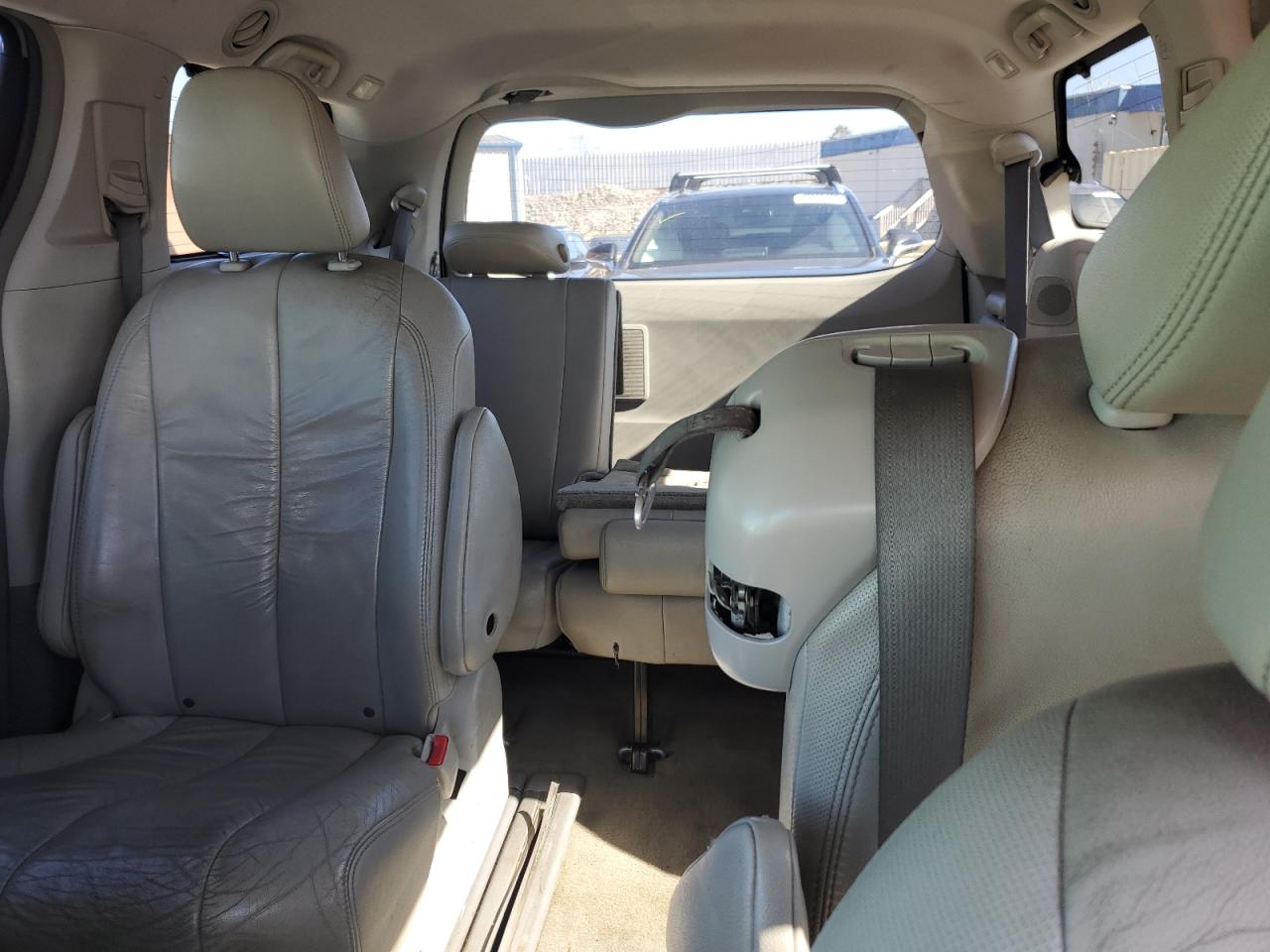 2012 Toyota Sienna - Image 10
