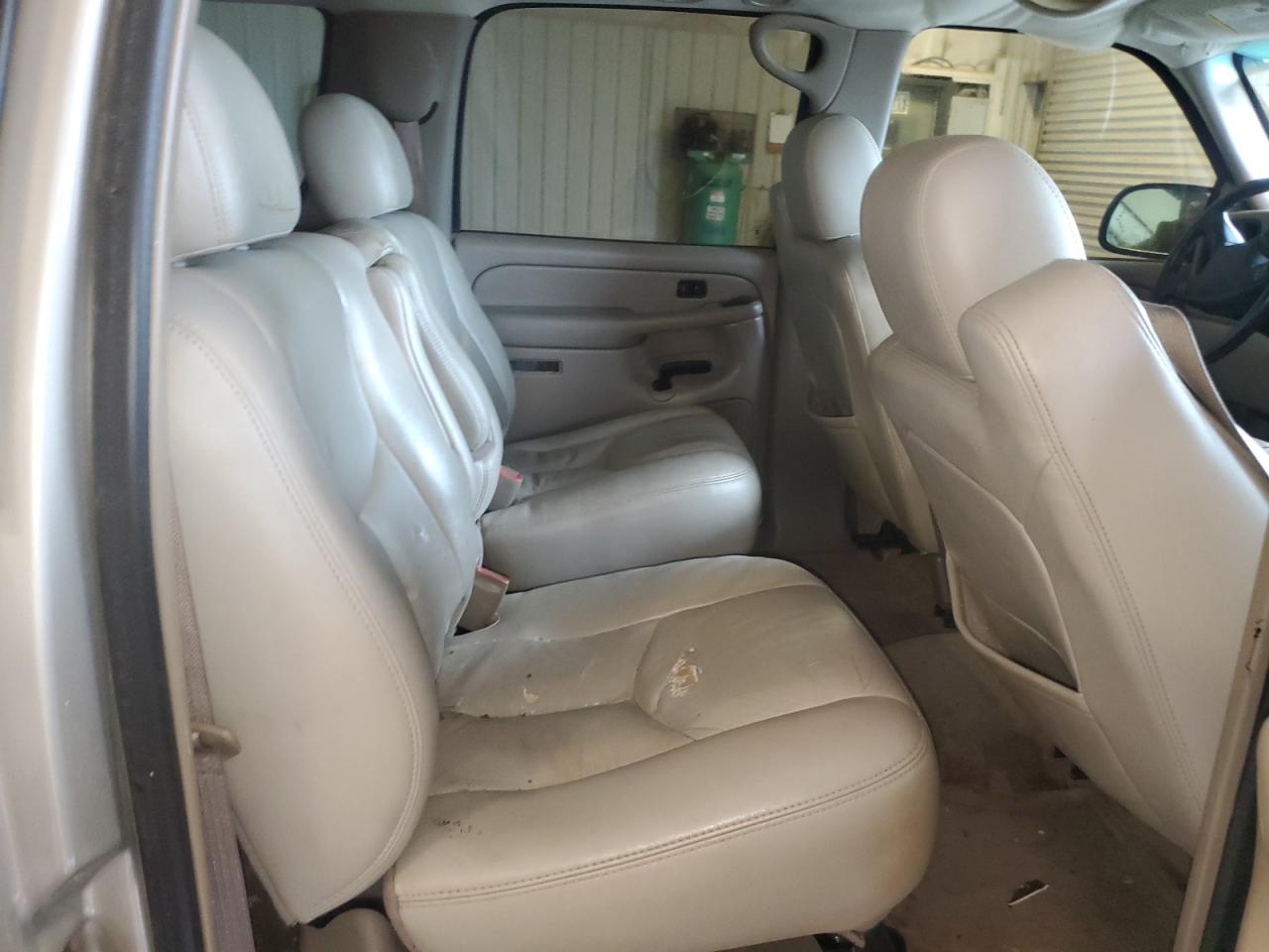 2005 Chevrolet Suburban - Image 11