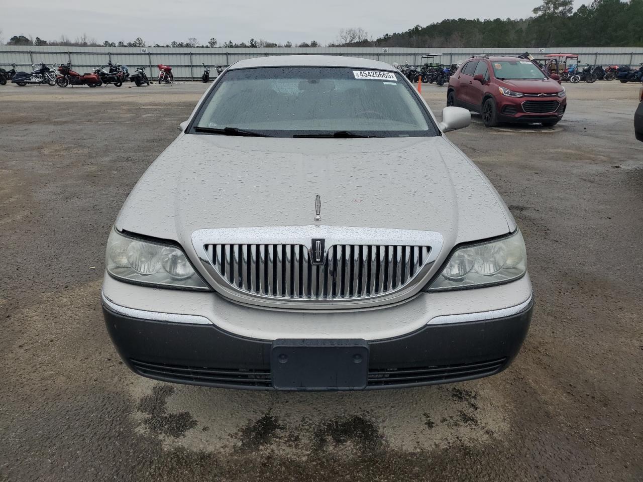 2005 Lincoln Town Car - Image 5