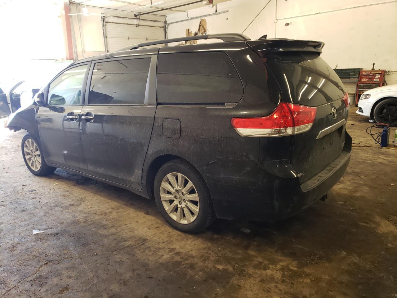 2013 Toyota Sienna - Image 2