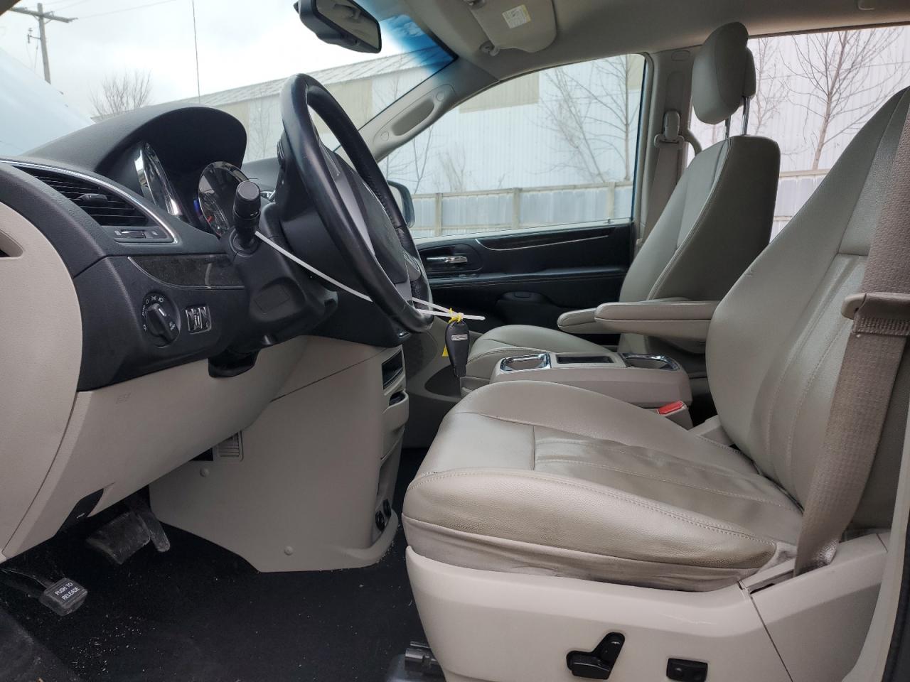 2013 Chrysler Town & Country - Image 7