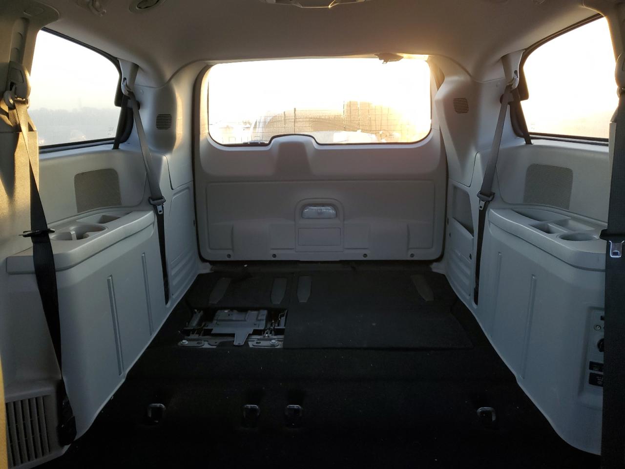 2016 Chrysler Town & Country - Image 10