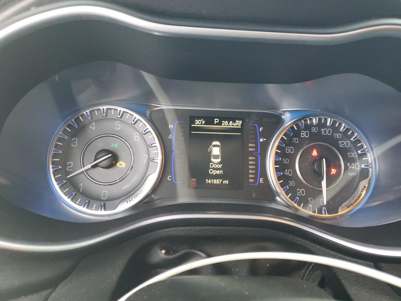 2016 Chrysler 200 - Image 9