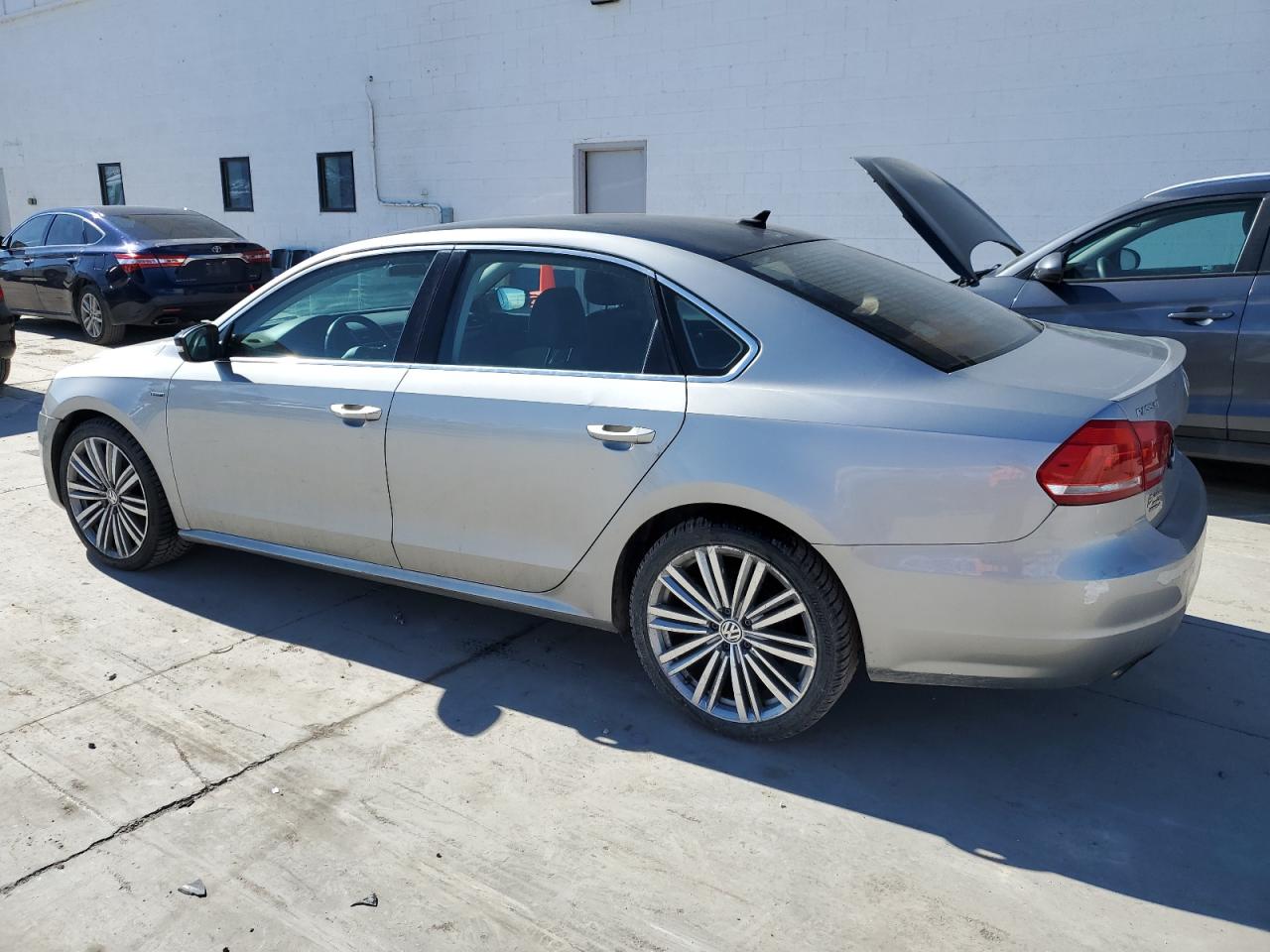 2014 Volkswagen Passat - Image 2