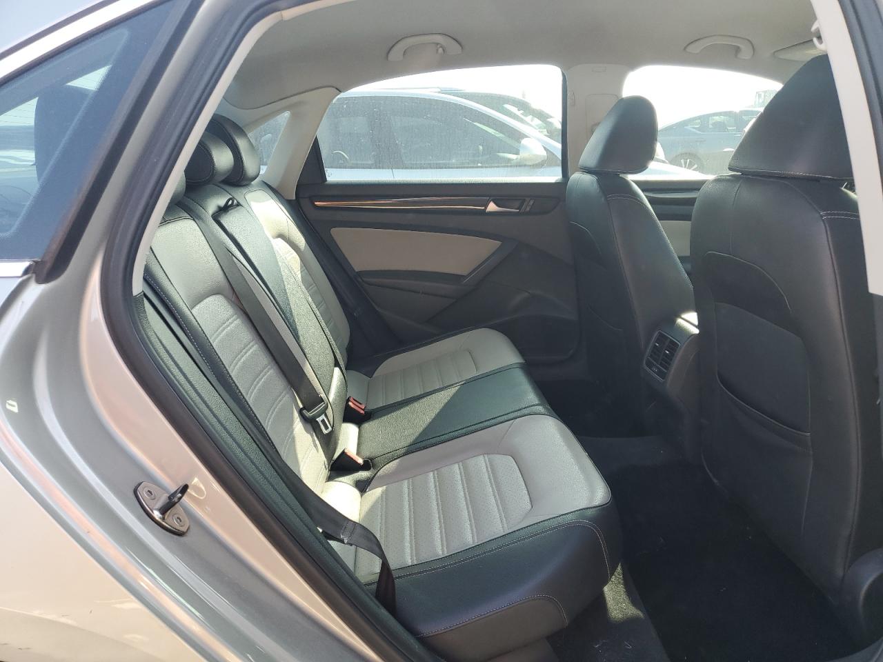 2014 Volkswagen Passat - Image 10