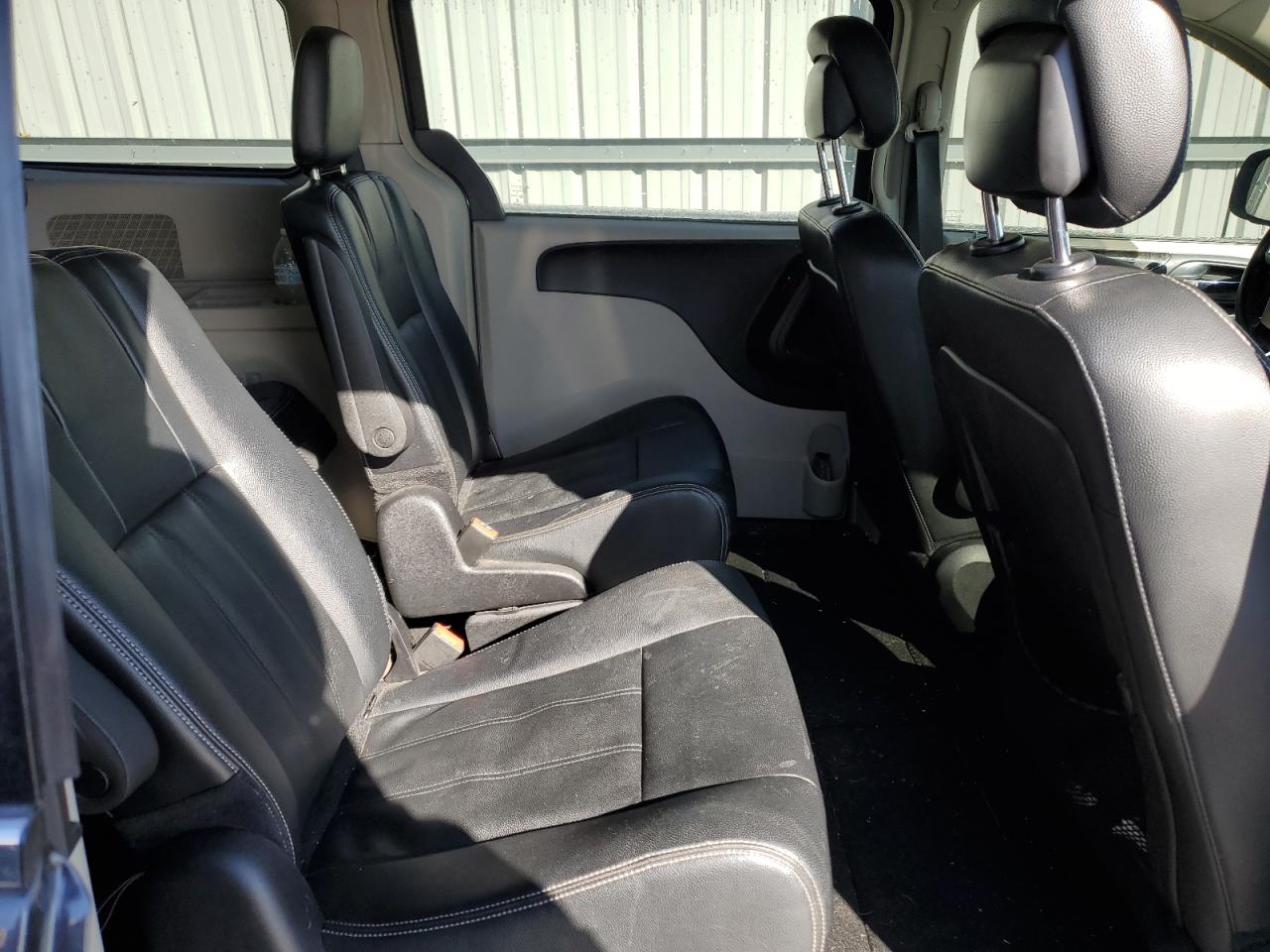 2016 Chrysler Town & Country - Image 11