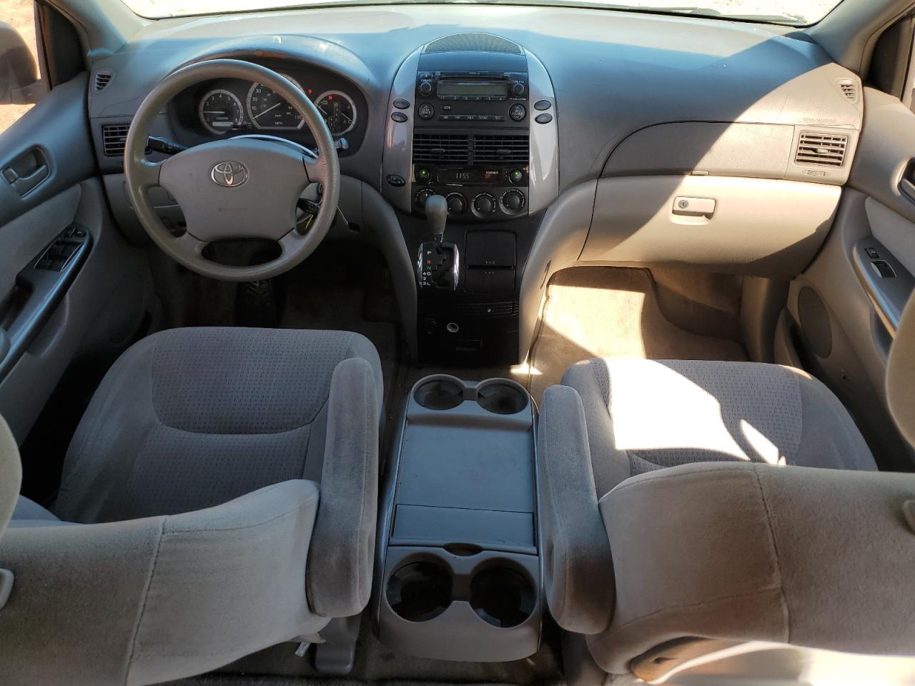 2010 Toyota Sienna - Image 8