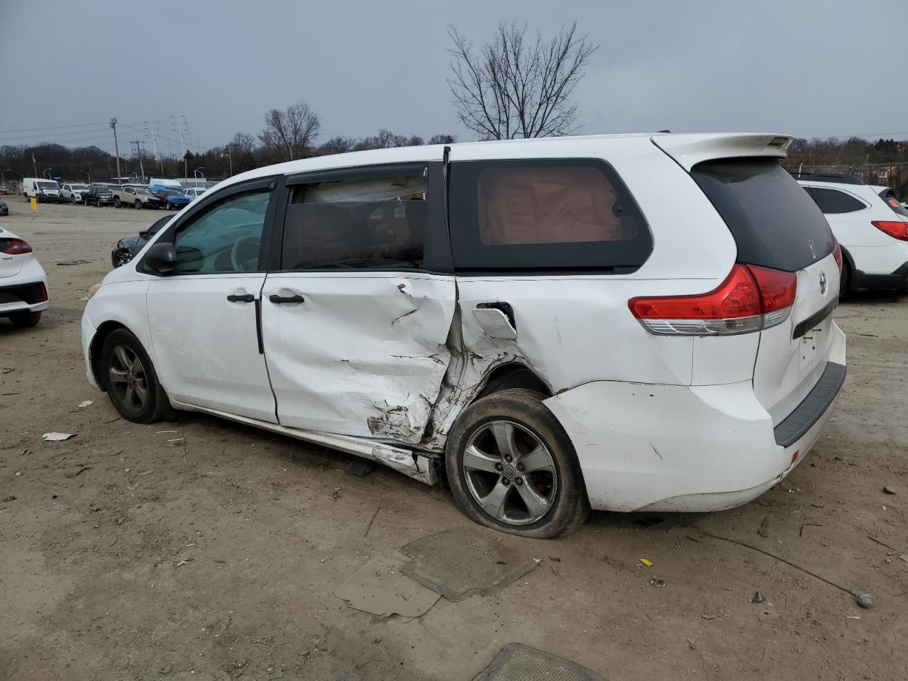 2014 Toyota Sienna - Image 2
