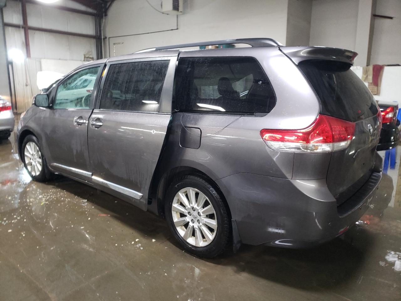2014 Toyota Sienna - Image 2