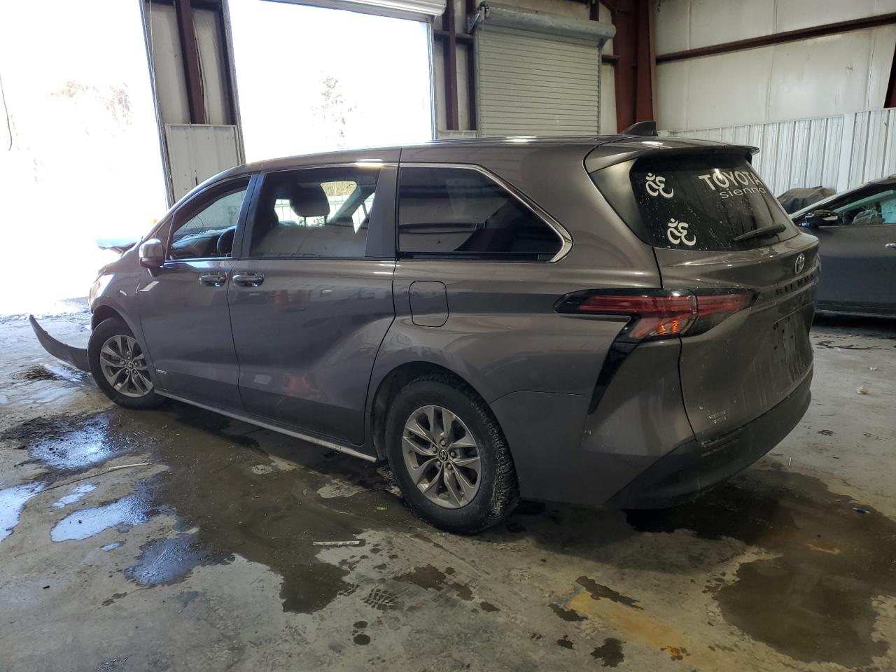 2021 Toyota Sienna - Image 2