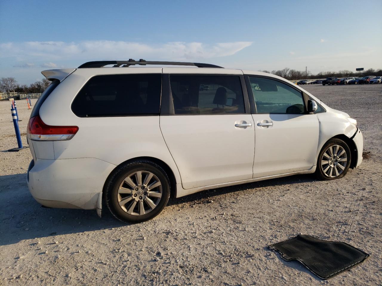 2014 Toyota Sienna - Image 3