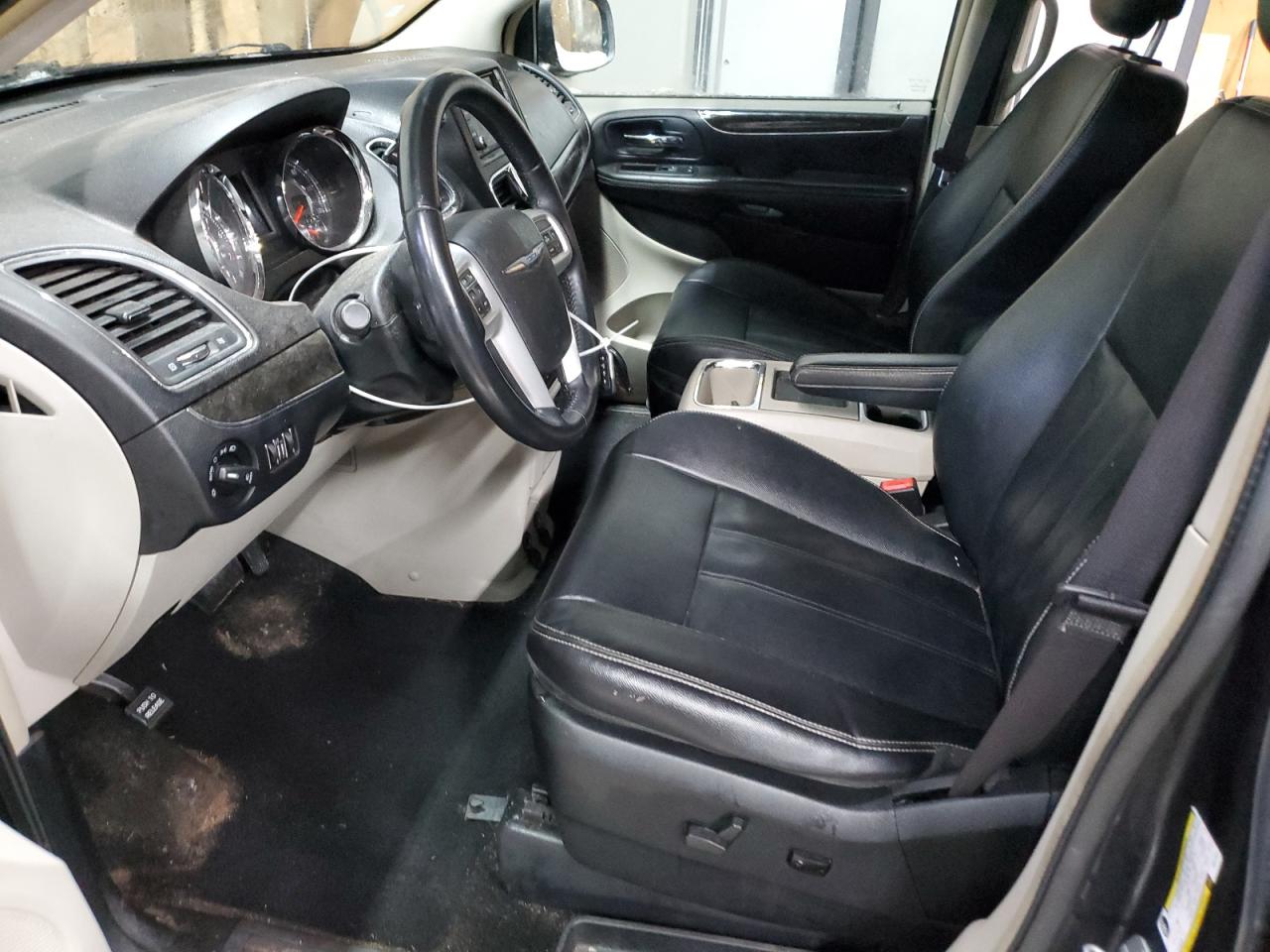 2014 Chrysler Town & Country - Image 7