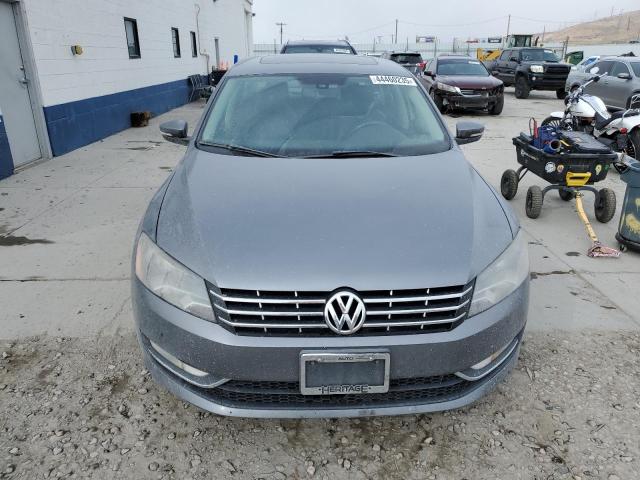 Sedans VOLKSWAGEN PASSAT 2014 Szary