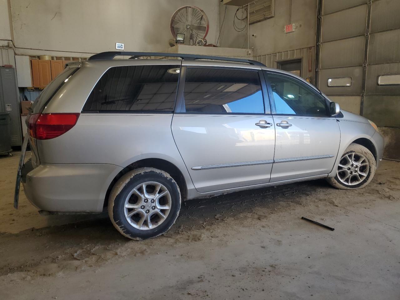 2004 Toyota Sienna - Image 3
