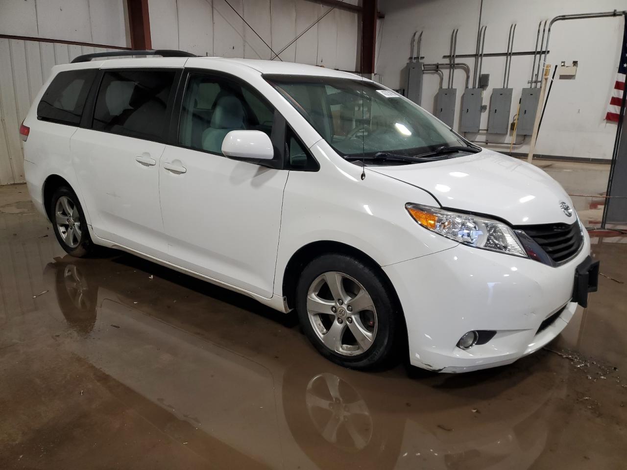 2012 Toyota Sienna - Image 4