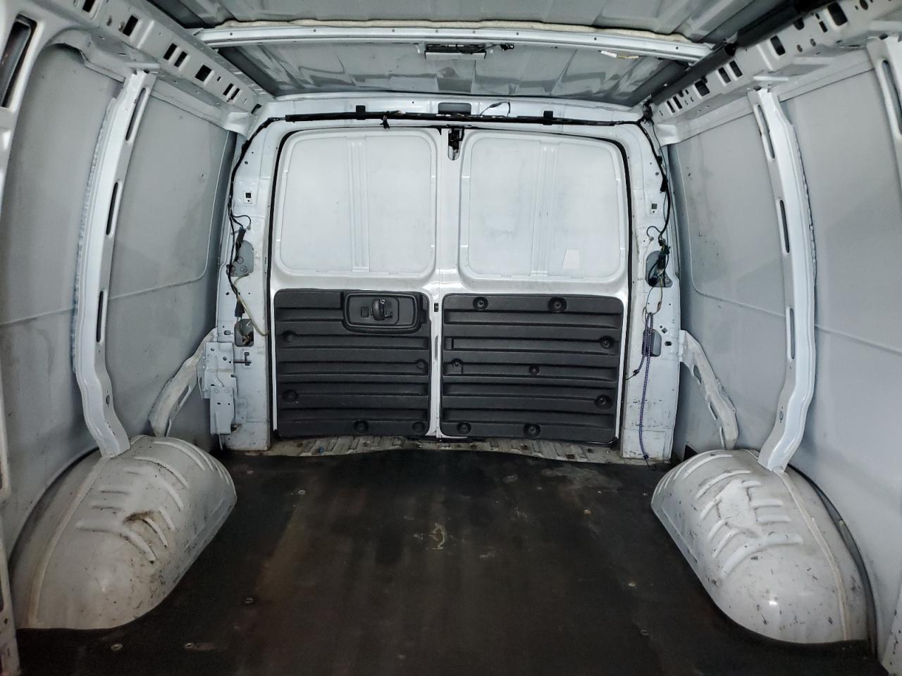 2007 GMC Savana - Image 10