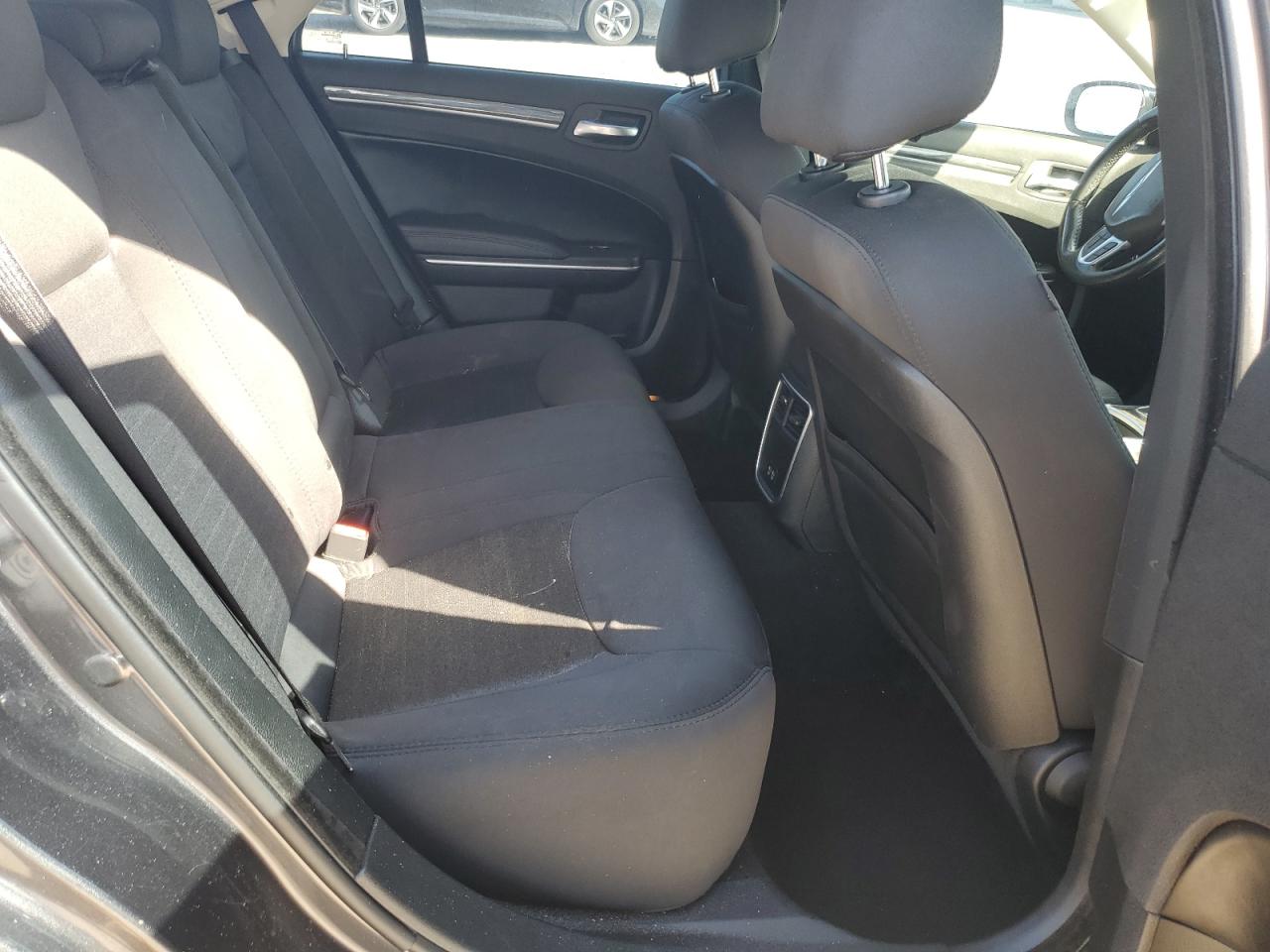 2019 Chrysler 300 - Image 10