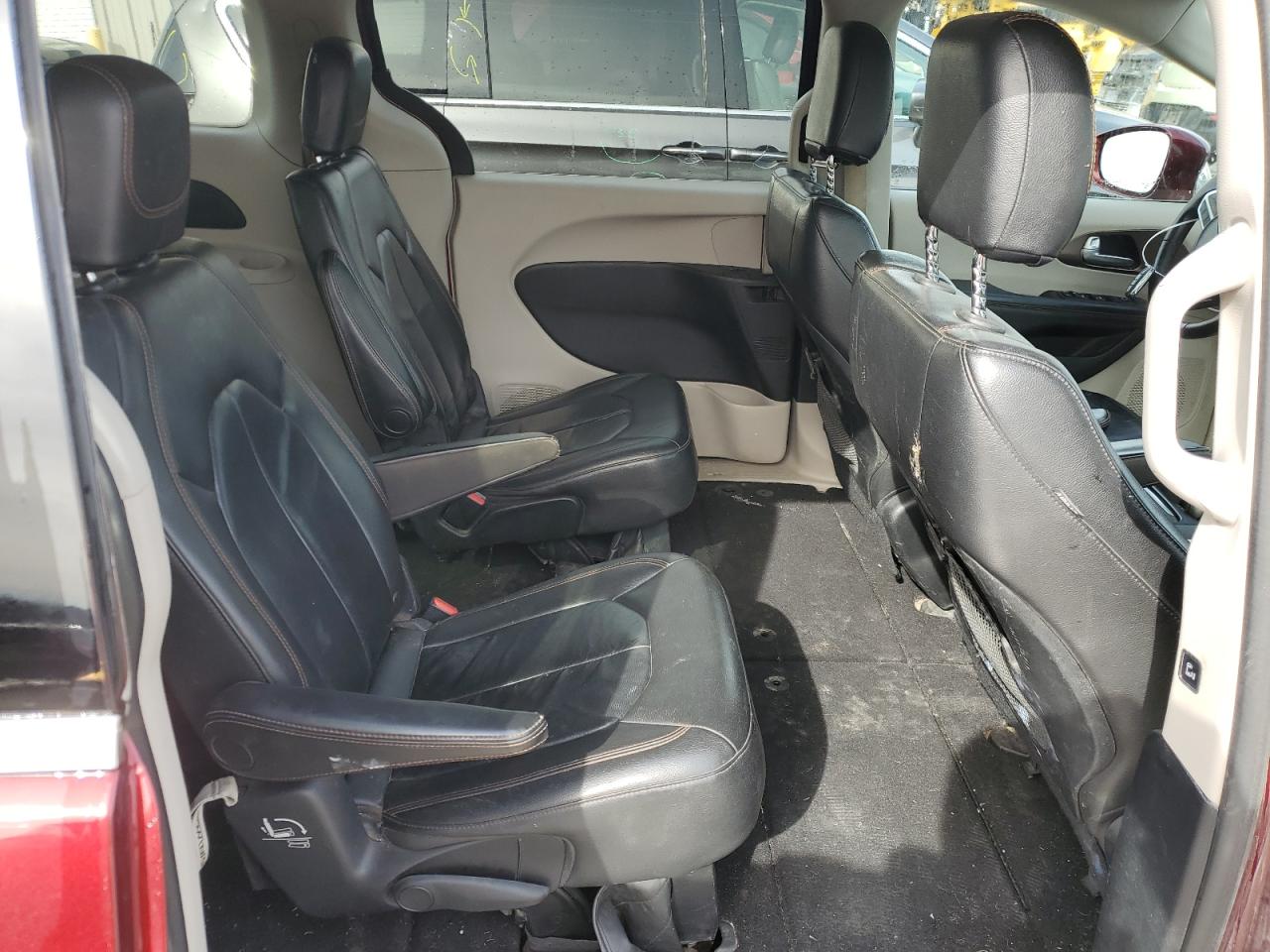 2017 Chrysler Pacifica - Image 11