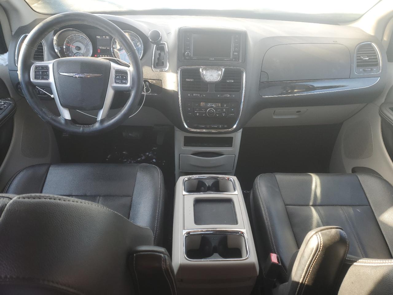 2015 Chrysler Town & Country - Image 8