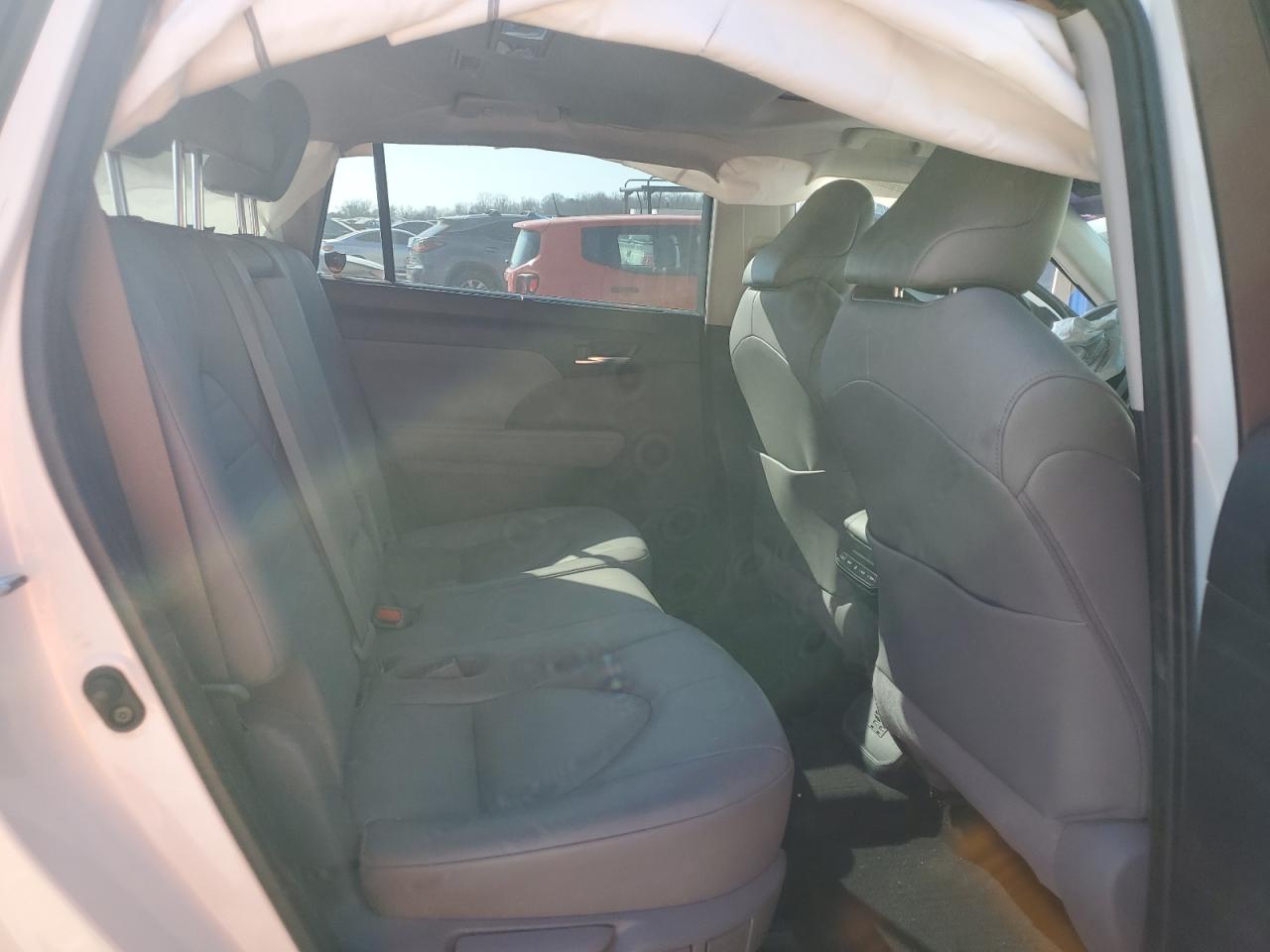 2020 Toyota Highlander - Image 11