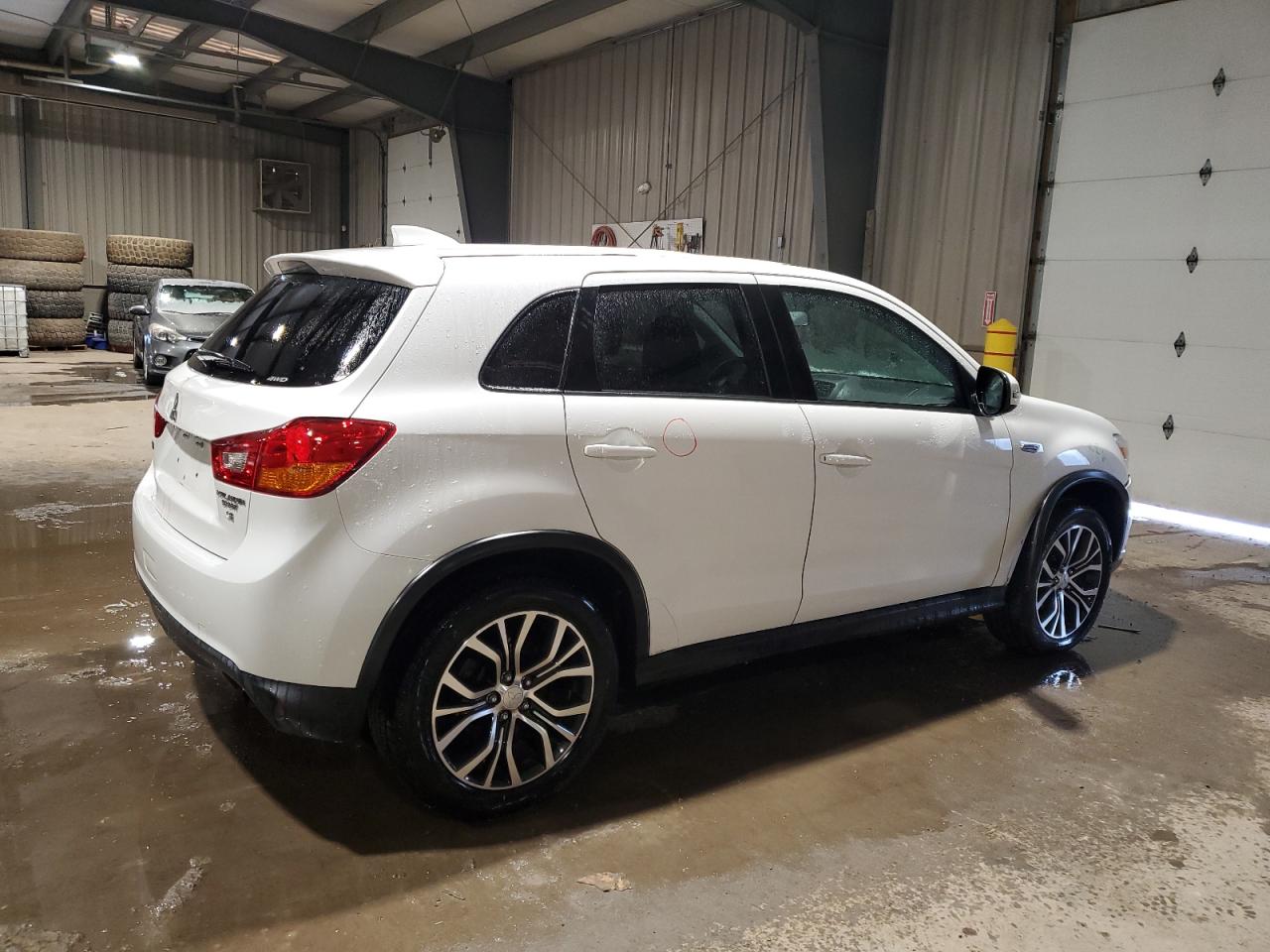 2017 Mitsubishi Outlander - Image 3