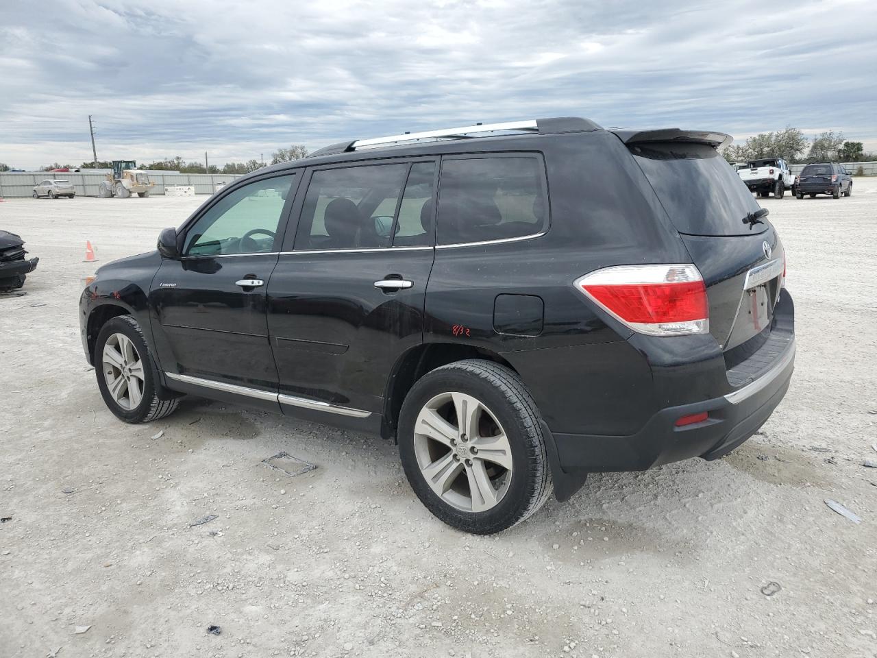 2013 Toyota Highlander - Image 2