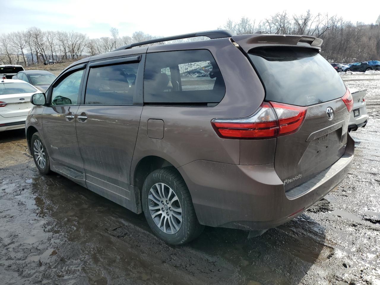 2020 Toyota Sienna - Image 2