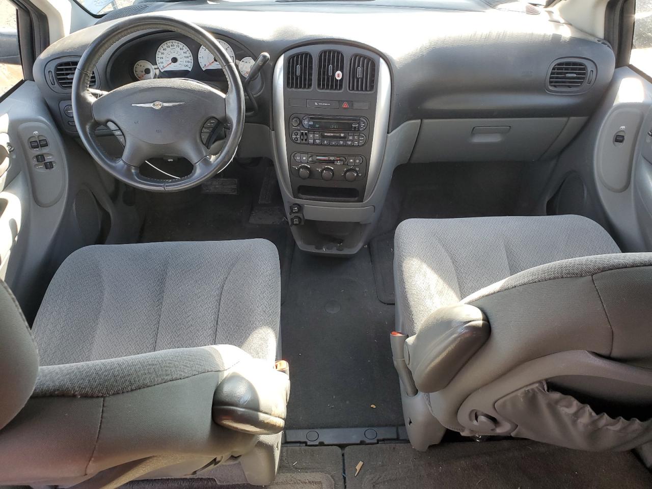 2006 Chrysler Town & Country - Image 8