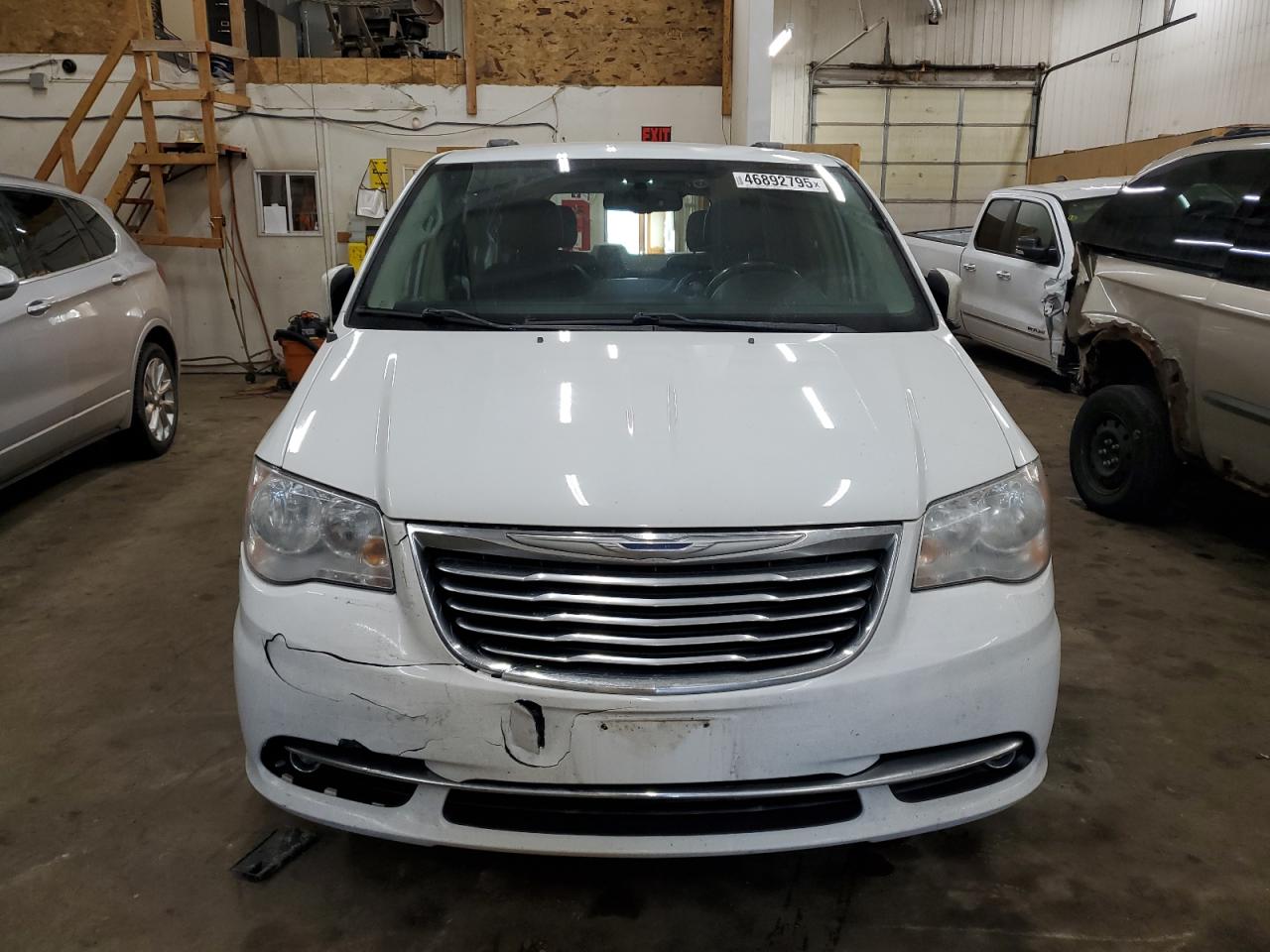 2016 Chrysler Town & Country - Image 5