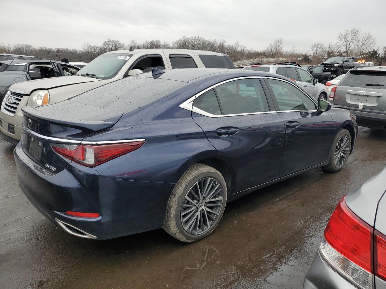 2022 Lexus ES - Image 3