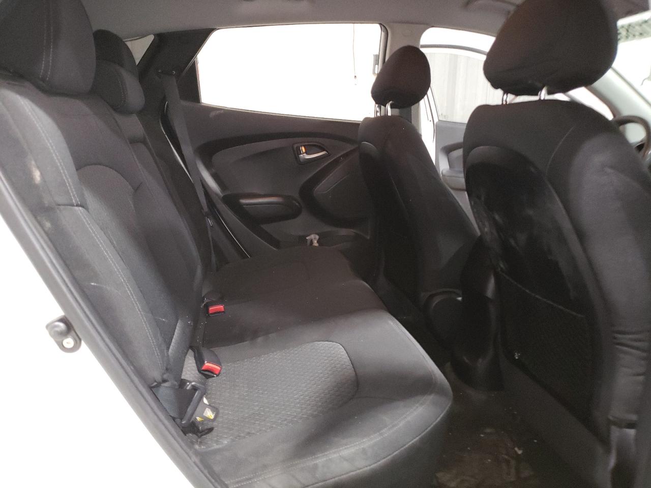 2010 Hyundai Tucson - Image 11