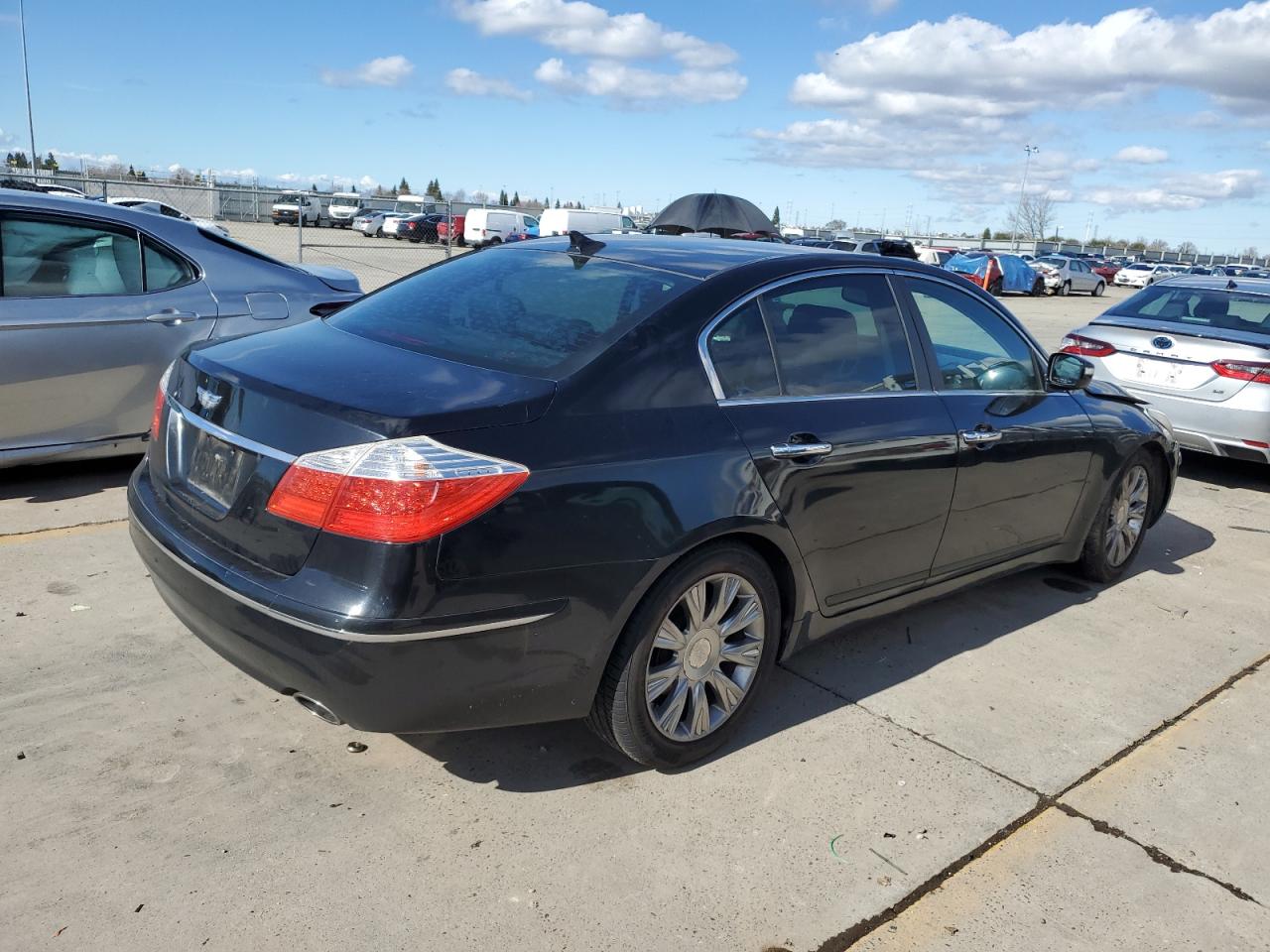 2011 Hyundai Genesis - Image 3