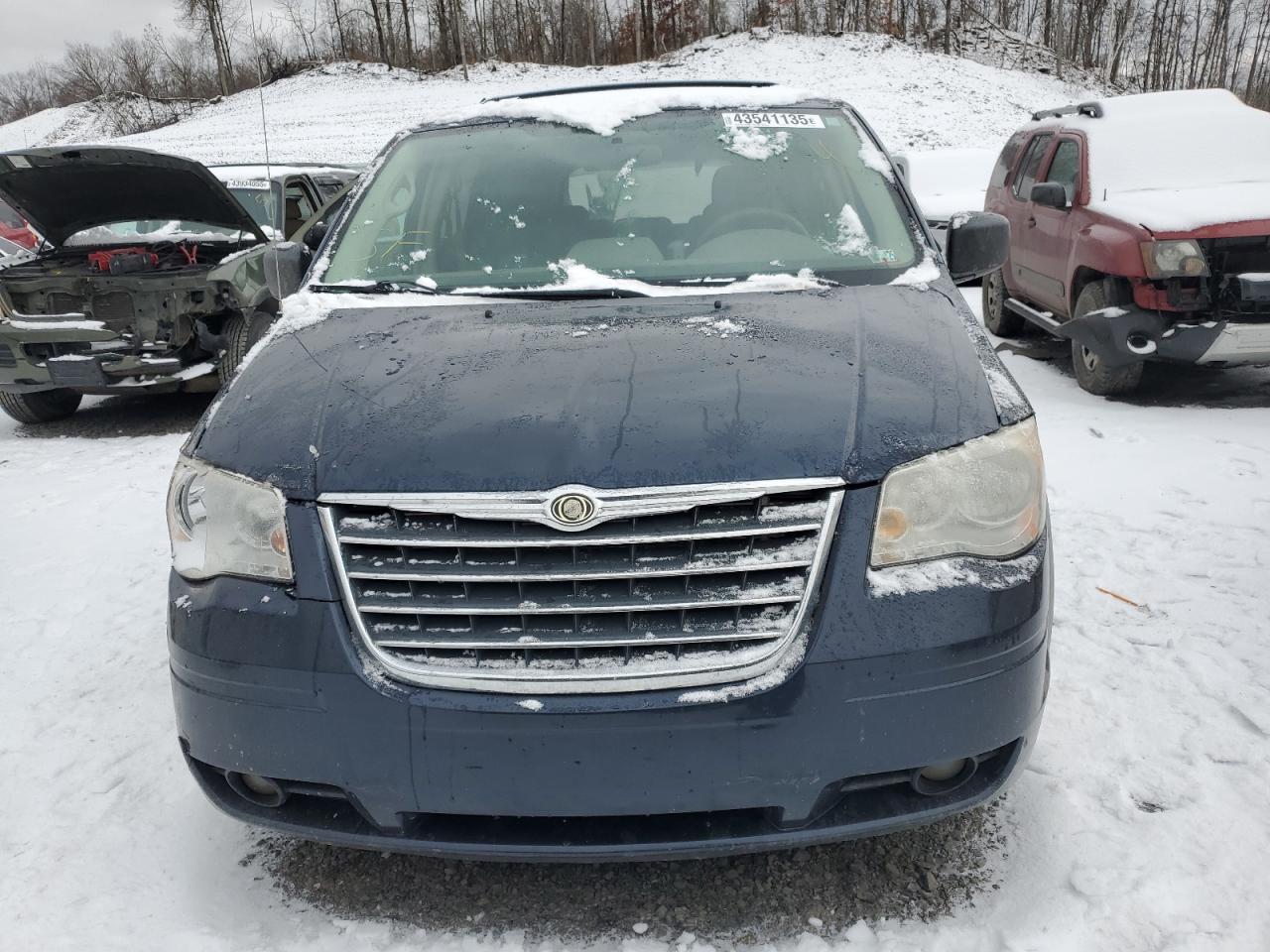 2009 Chrysler Town & Country - Image 5