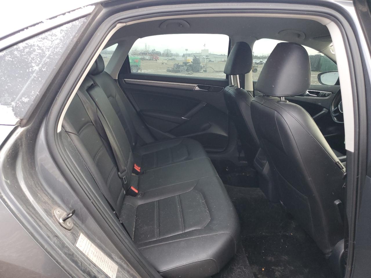 2017 Volkswagen Passat - Image 11