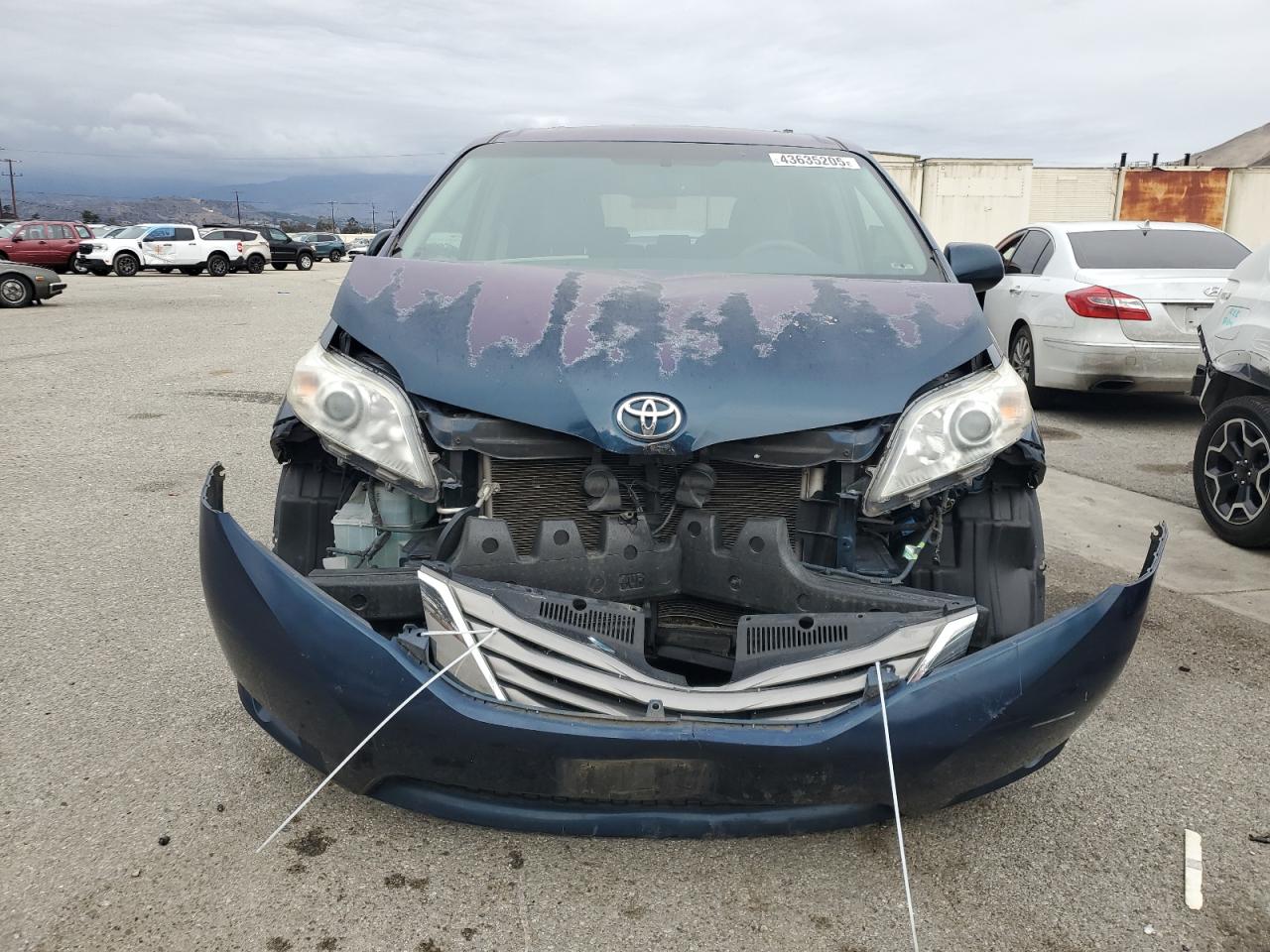 2011 Toyota Sienna - Image 5