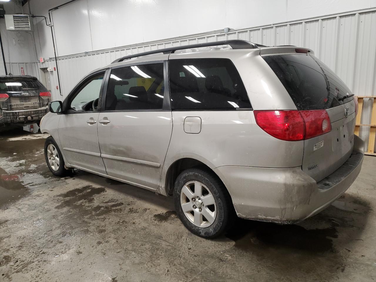2007 Toyota Sienna - Image 2