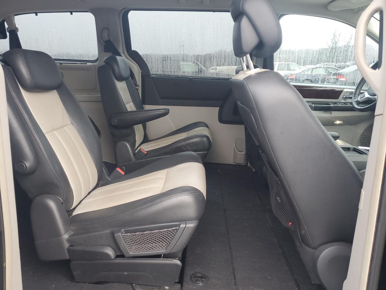 2010 Chrysler Town & Country - Image 11