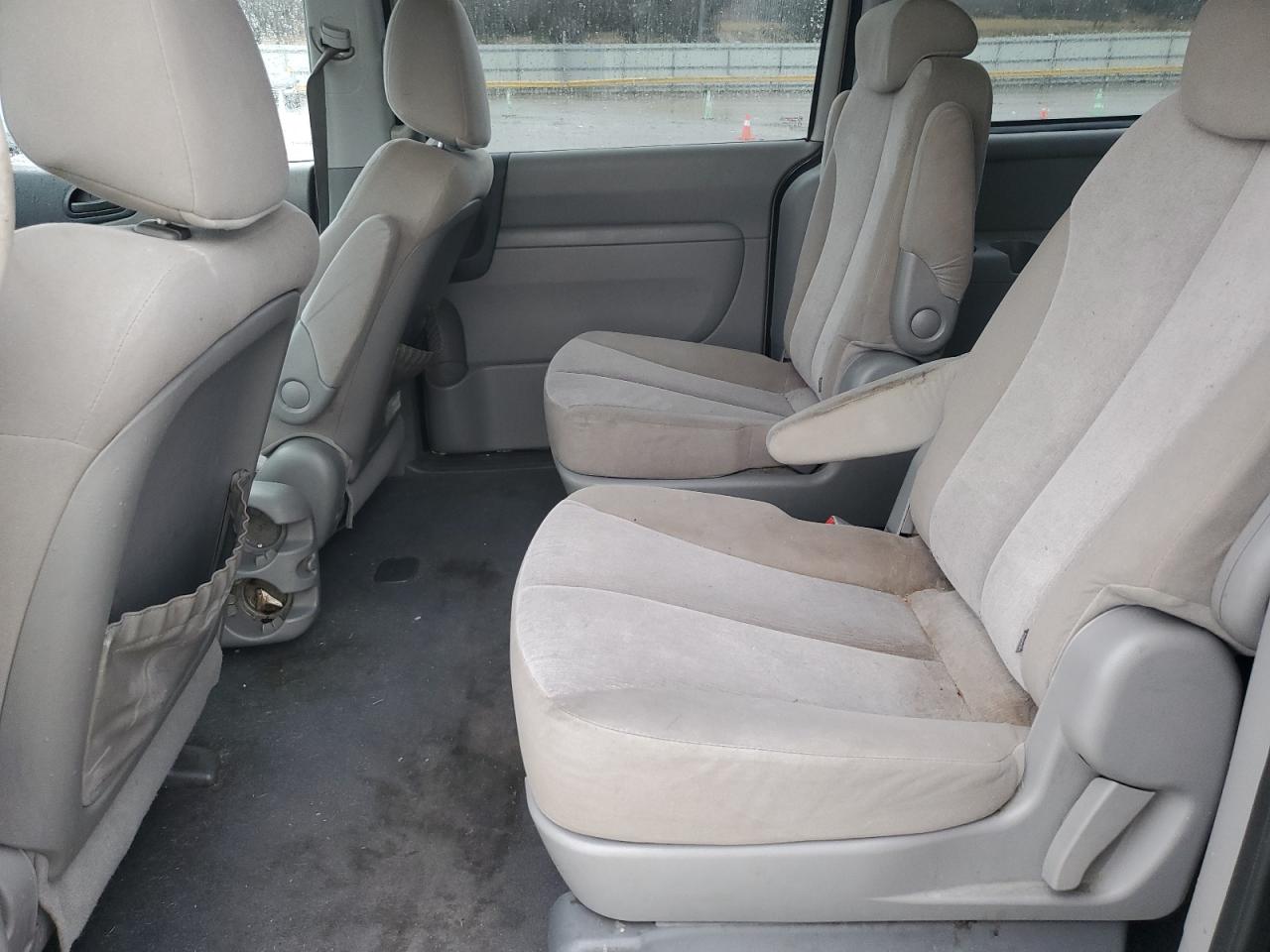 2010 Kia Sedona - Image 11